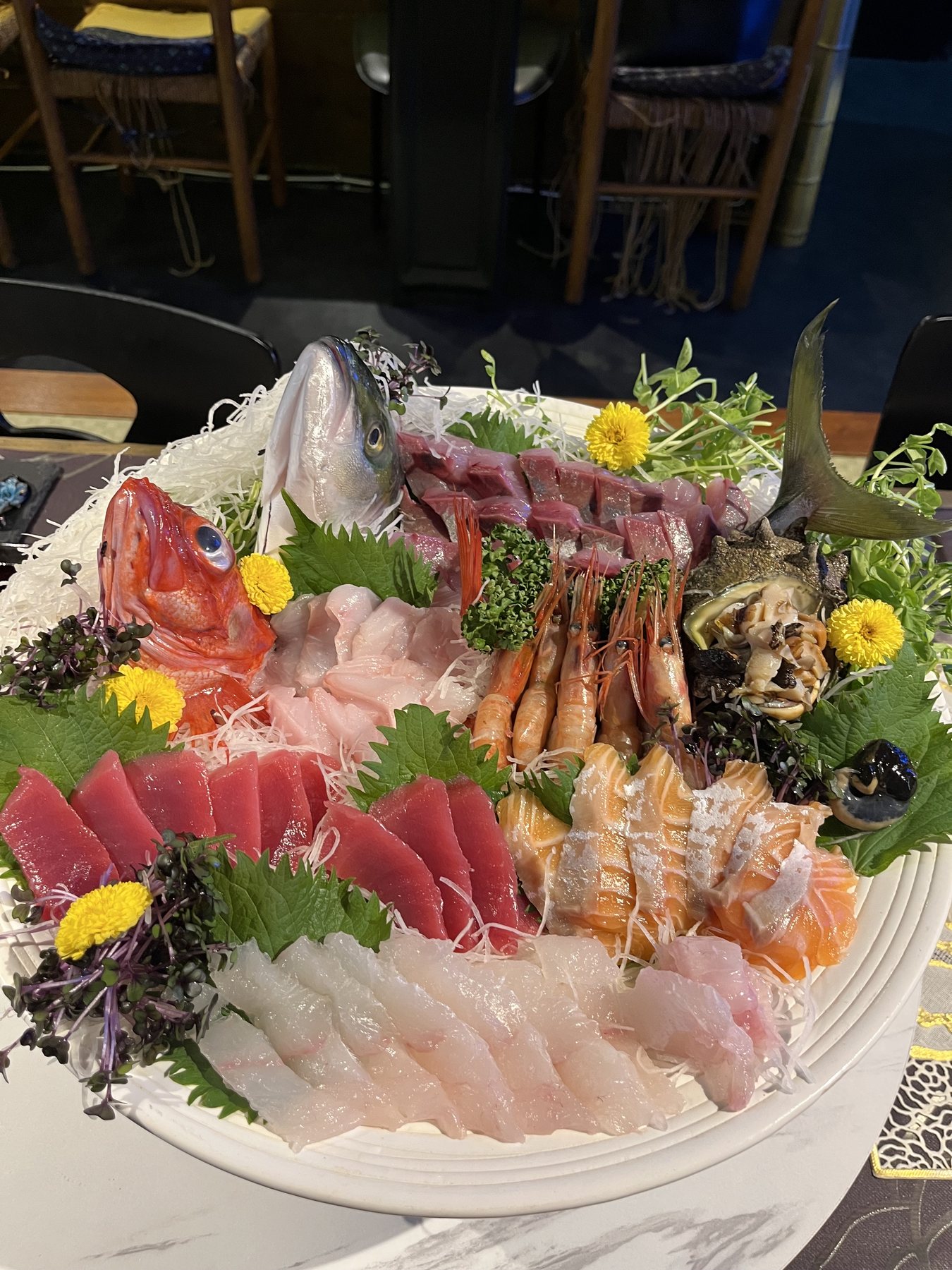 旬の鮮魚を使った豪華な刺身盛り合わせ